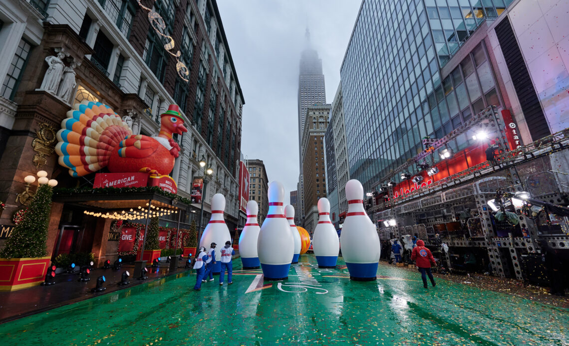 LIVE CROWDS AT MACY’S PARADE AGAIN AND GO BOWLING WILL BE THERE!