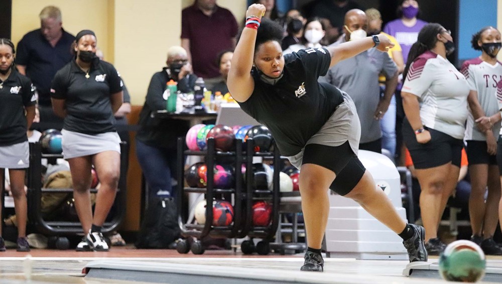 Hornets Bowling Competes at 2022 Colonial Lanes Classic